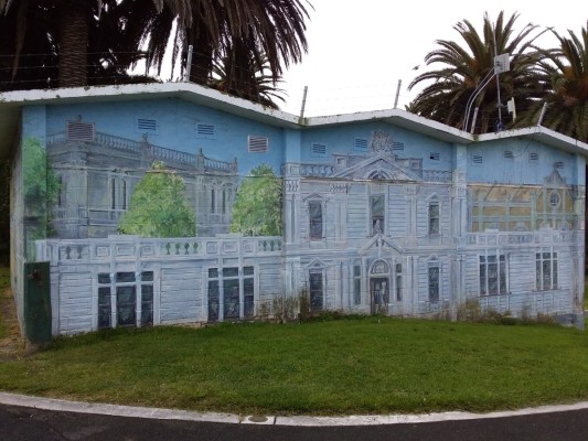 2001 Substation mural of Gisborne's old courthouse building (Graeme Mudge)