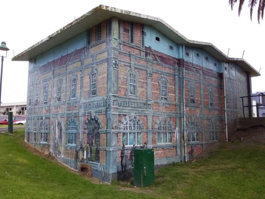 2001 Substation mural of Gisborne's old Post Office Telegraph building (Graeme Mudge)