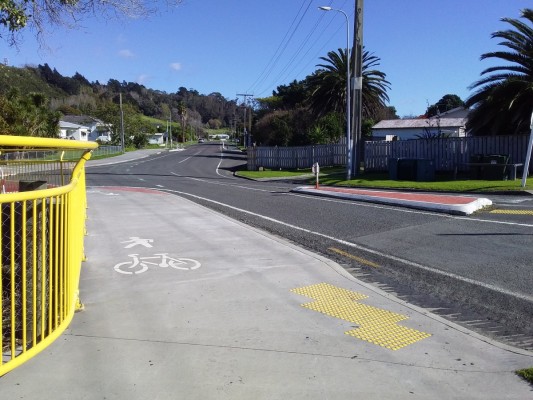 Crawford Road separated cycle and walking path. Photo: Gillian Ward