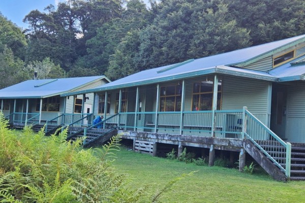 Waiharuru Hut, Waikaremoana